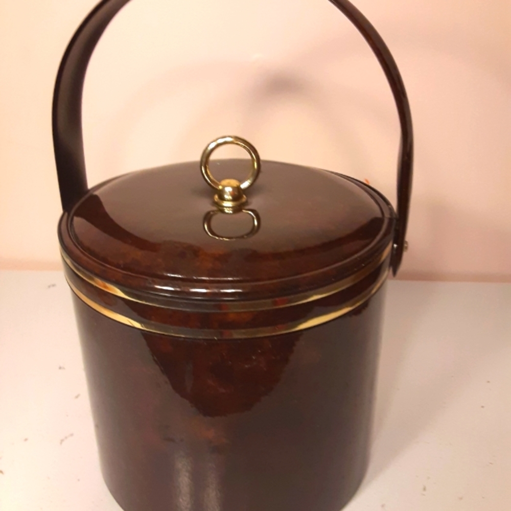 Brown designed ice bucket